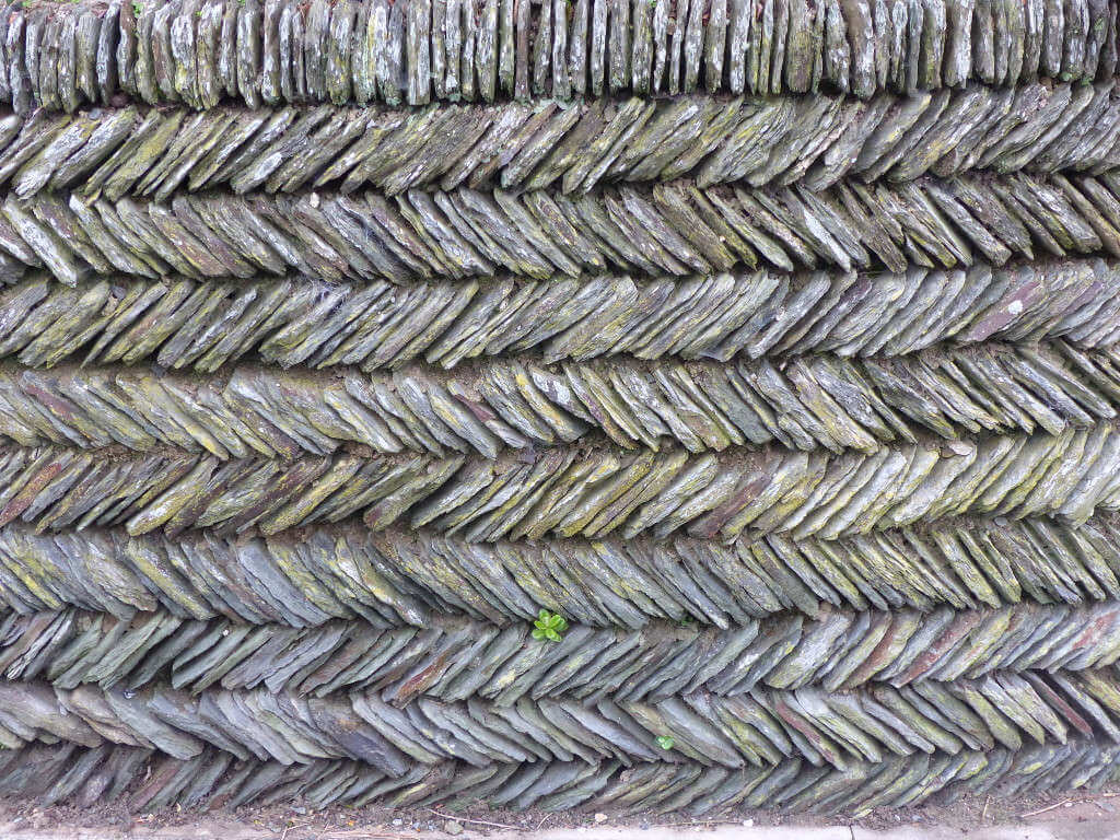 diagonal pattern of slates in a wall